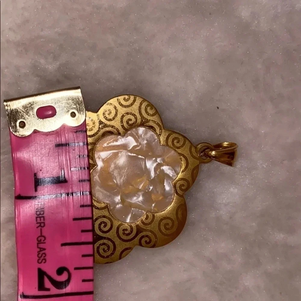 Clover luxury fashion gold tone pendant - Picture 8 of 9